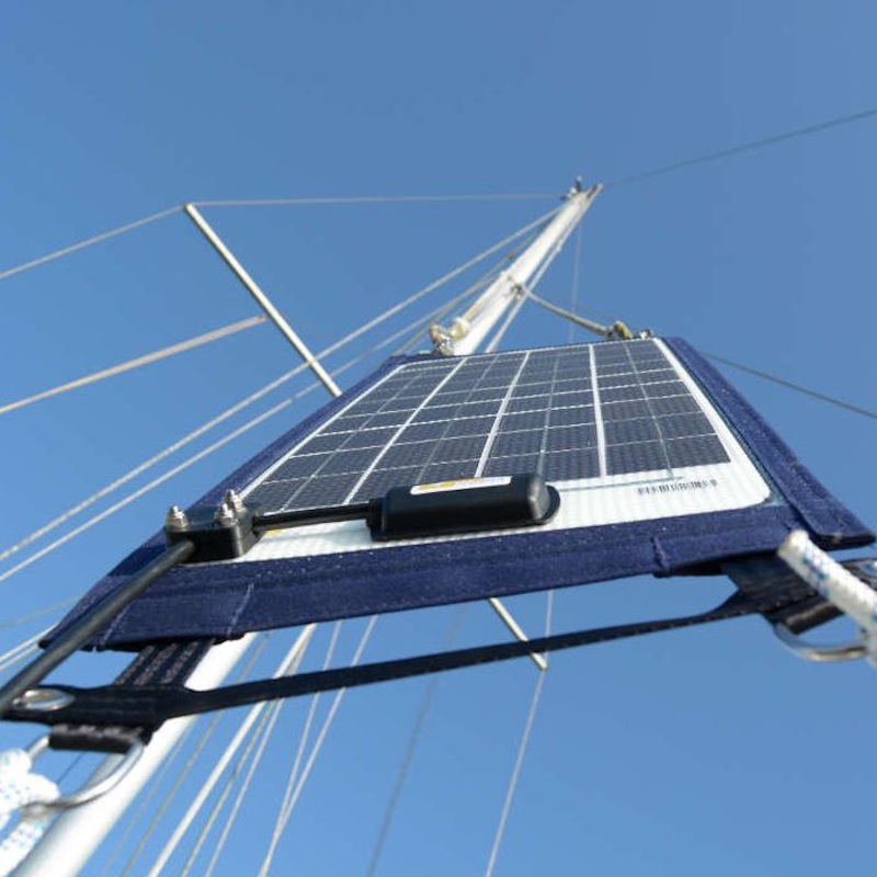 Solarmodul, Solarmast, Solarzellen, Dachmontage, Outdoor-Setup, Solarmodul, Photovoltaik, Außeneinsatz, Spannvorrichtung, Blauer Himmel