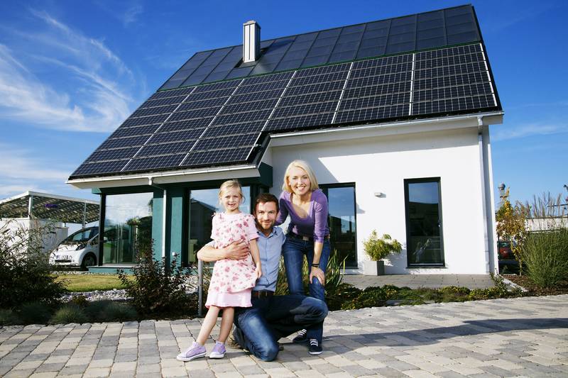 Einfamilienhaus mit Solaranlage, Familie mit zwei Kindern