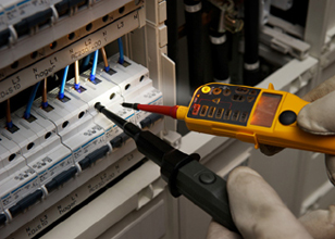 Elektrikerwerkzeug, Multimeter, Messkabel, Schutzhandschuhe, Elektrizitätsverteilung, elektrischer tester, multimeter, Schalttafelkabel, Schalttafel, Messgerät